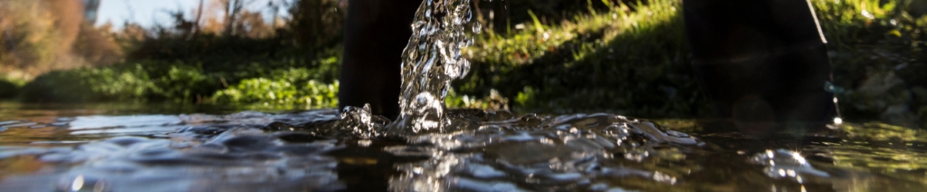 Eine Nahaufnahme von Wasser, das aus einem Bach kommt.